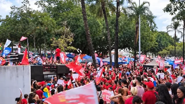 Apoiadores se reúnem na Praça Universitária em ato pró-Lula neste domingo (11/10)