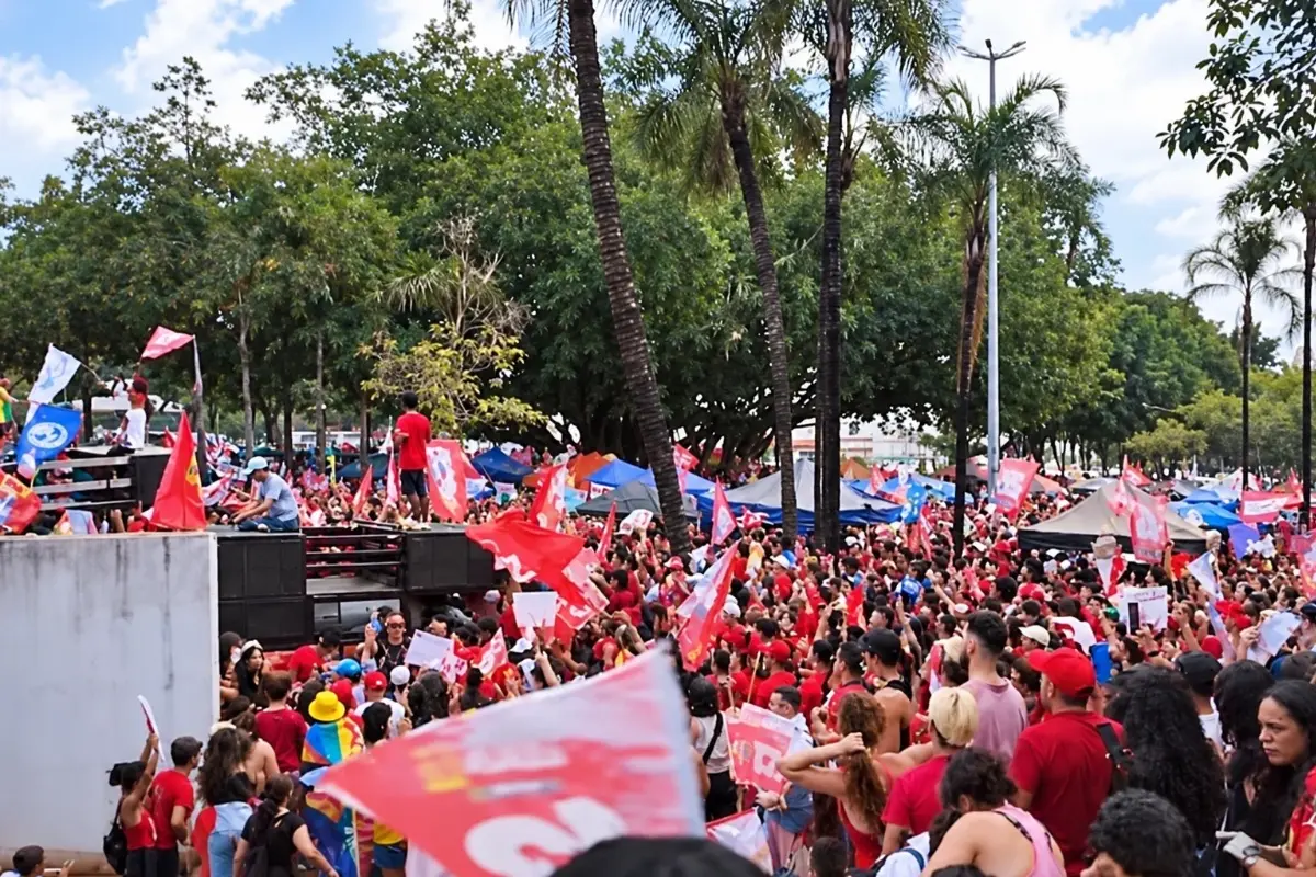 Apoiadores se reúnem na Praça Universitária em ato pró-Lula neste domingo (11/10)