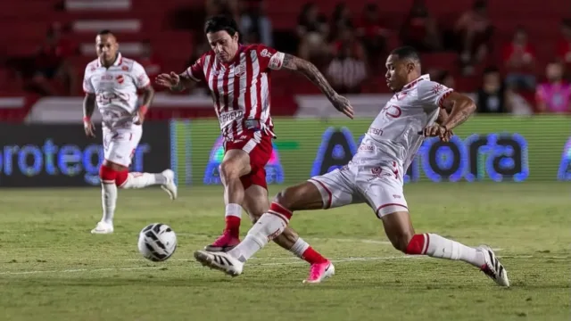 Com gols de Everton Galdino e Janderson, Vila Nova vai vencendo o Náutico e reassumindo a liderança da Série B