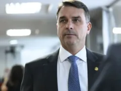 Flávio Bolsonaro pede que diretor-geral da PF seja investigado por suposto benefício ao PT na eleição
