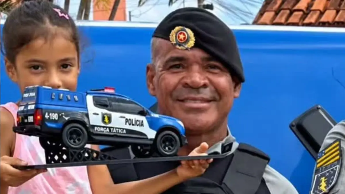 policiais-salvam-menina-picada-por-escorpiao-e-voltam-dias-depois-com-presente-especial,-em-goiania