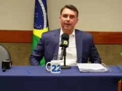 Propaganda de Flávio Bolsonaro vai ao ar sem som na TV e candidato questiona falha
