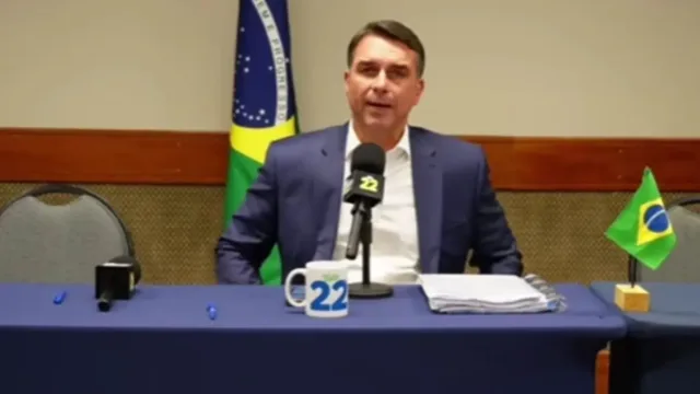 Propaganda de Flávio Bolsonaro vai ao ar sem som na TV e candidato questiona falha