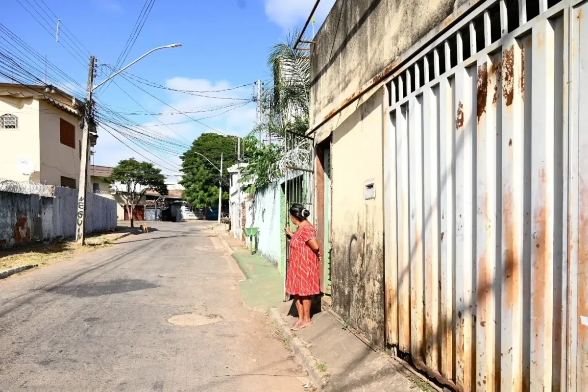 casa-onde-mulher-vive-ha-20-anos-pode-dar-lugar-a-parque-em-aparecida;-justica-impede-demolicao
