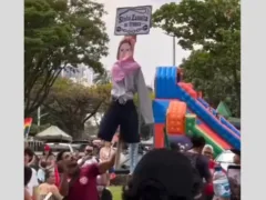 Em Goiânia, manifestantes pró-Lula açoitam boneco de Zanatta
