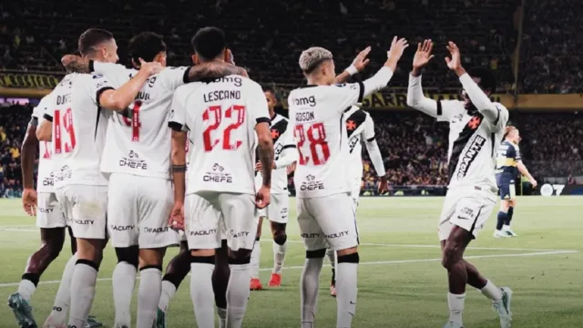 Com um a menos, Vasco vence o Boca Júniors em La Bombonera e abre vantagem nas semis da Sula