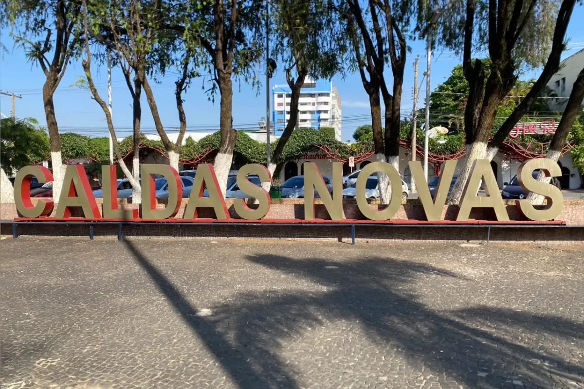 praca-turistica-de-caldas-novas-vira-banheiro-a-ceu-aberto,-denunciam-comerciantes