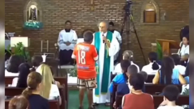 Bêbado interrompe missa em Trindade e reação de padre surpreende fiéis; veja vídeo