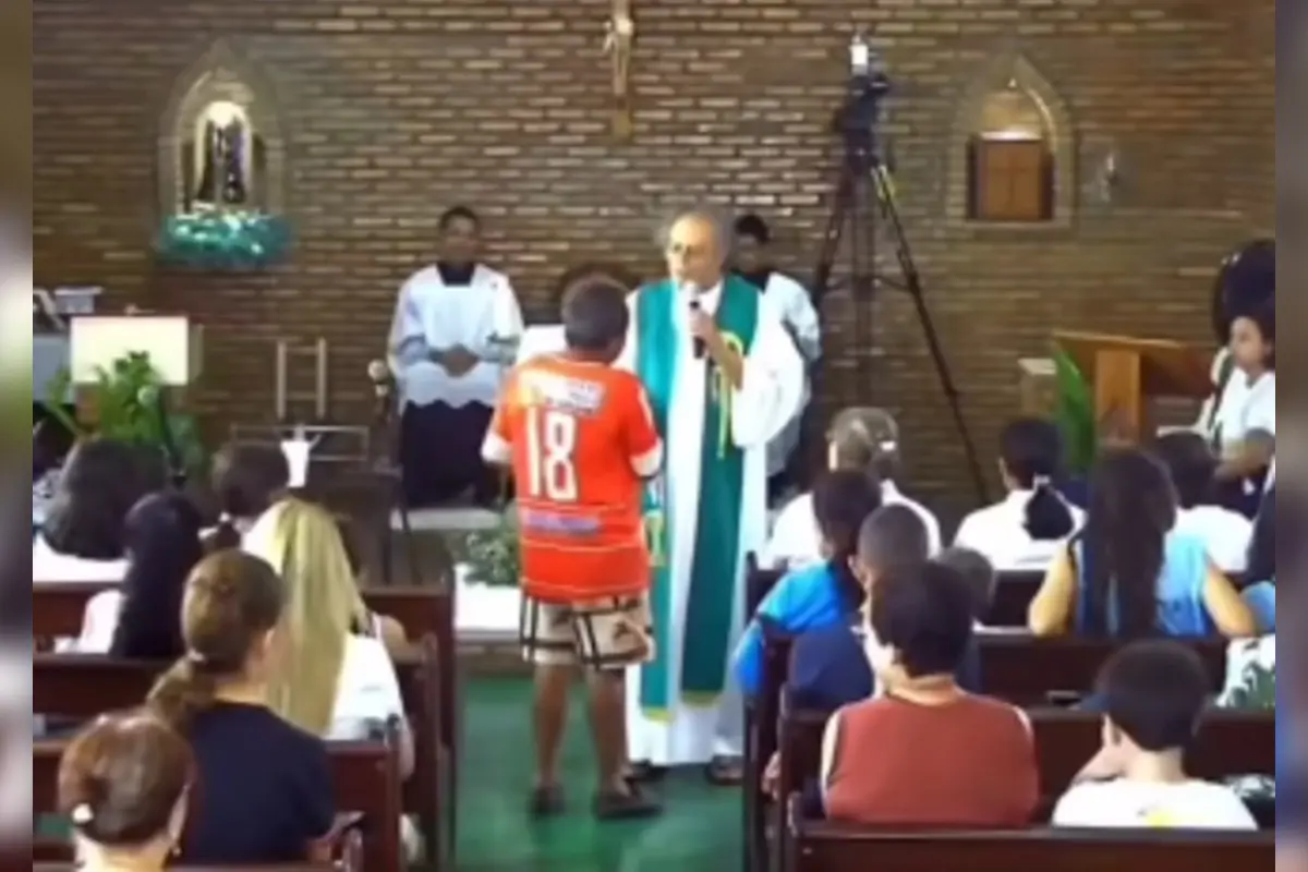 bebado-interrompe-missa-em-trindade-e-reacao-de-padre-surpreende-fieis;-veja-video