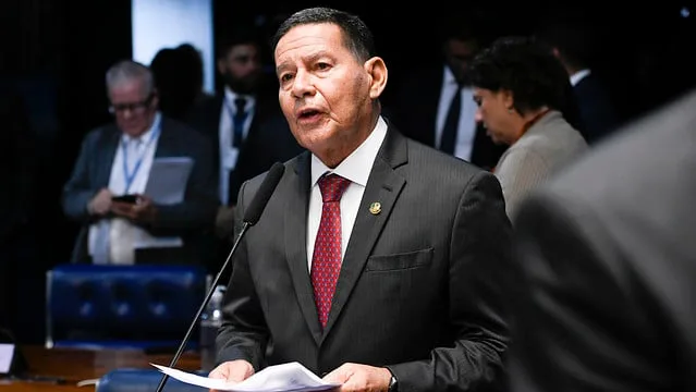 Hamilton Mourão dá o único voto não ao fim da escala 6×1