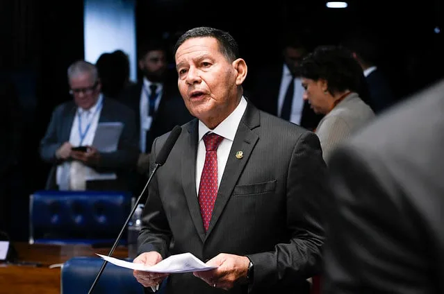 hamilton-mourao-da-o-unico-voto-nao-ao-fim-da-escala-6×1