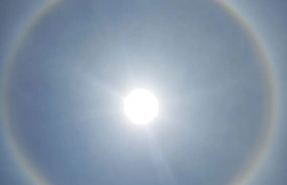 halo-solar:-fenomeno-forma-anel-colorido-no-ceu-de-bela-vista-de-goias