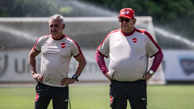 Guto Ferreira tem “dor de cabeça boa” para definir ataque do Vila em confronto direto