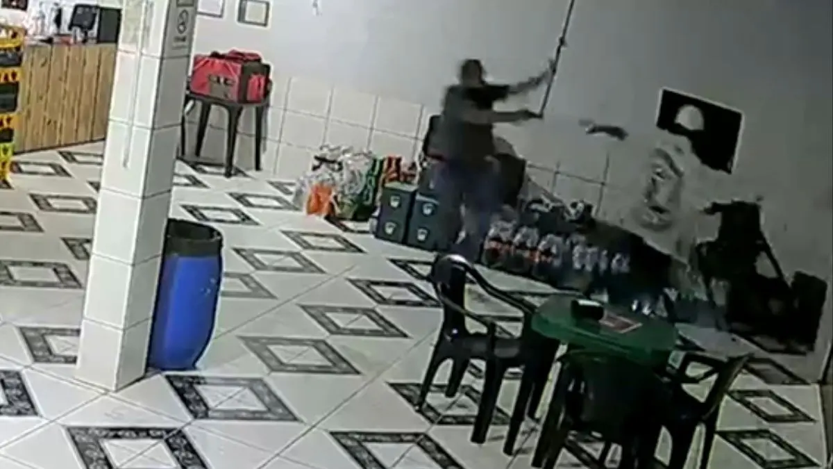 video:-homem-caca-confusao-e-e-baleado-por-policial-em-pizzaria-de-aruana