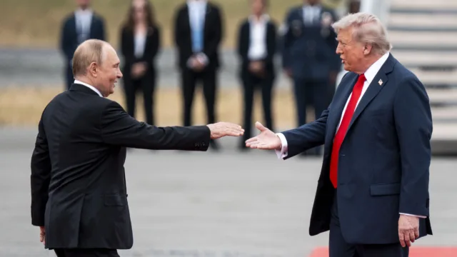Trump dá ordem executiva para suspender sanções à Rússia já aprovadas pelo Congresso americano – O GLOBO