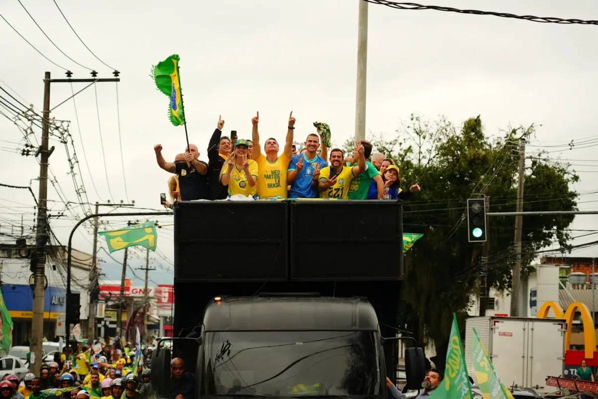 apoiadores-fazem-carreatas-em-apoio-a-flavio-bolsonaro-em-goias-neste-sabado-(17)