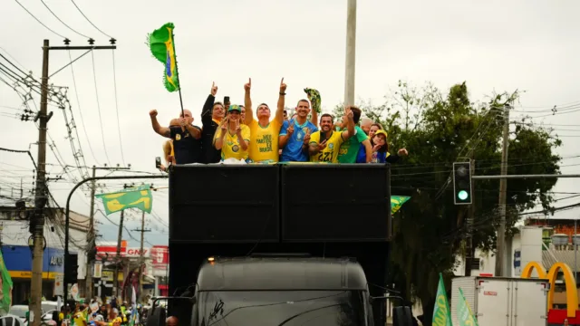 Apoiadores fazem carreatas em apoio a Flávio Bolsonaro em Goiás neste sábado (17)