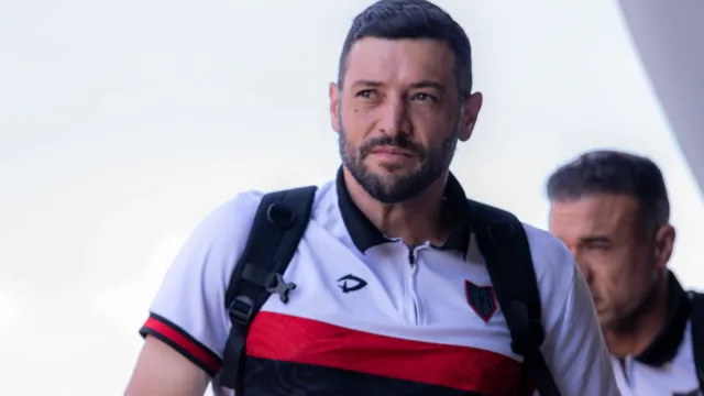 Após tropeço, auxiliar de Roger mantém confiança no acesso: “Esse ponto vai valer muito”