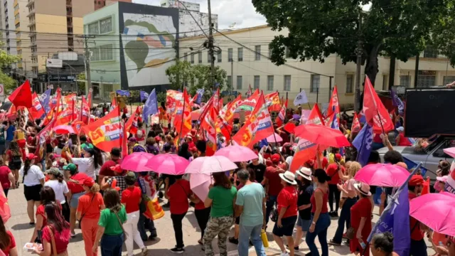 Mulheres ocupam Praça Cívica e Avenida Goiás em novo ato pró Lula em Goiânia neste sábado (17)