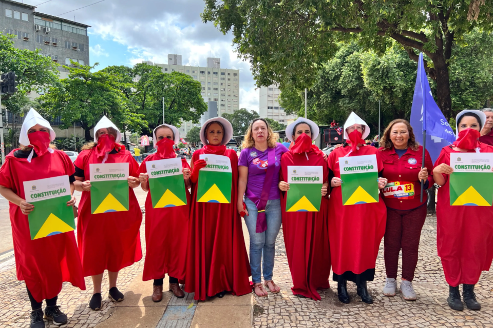 “quem-venceu-o-bolsonaro-em-2022-foram-as-mulheres”,-diz-adriana-accorsi-em-ato-em-goiania