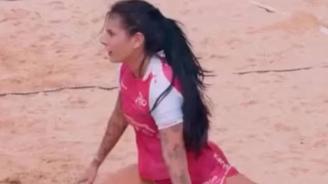 Ana Castela dá mortal e espacate em partida de futevôlei na areia