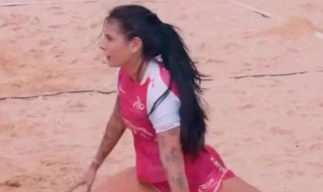 ana-castela-da-mortal-e-espacate-em-partida-de-futevolei-na-areia