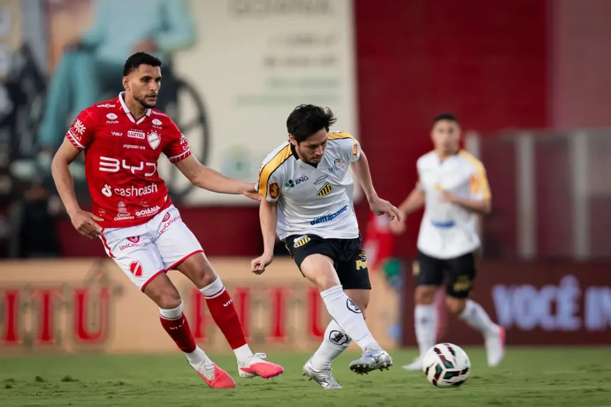 sem-criar-chances-de-gol,-vila-nova-vai-perdendo-para-o-novorizontino-e-deixando-a-lideranca-da-serie-b