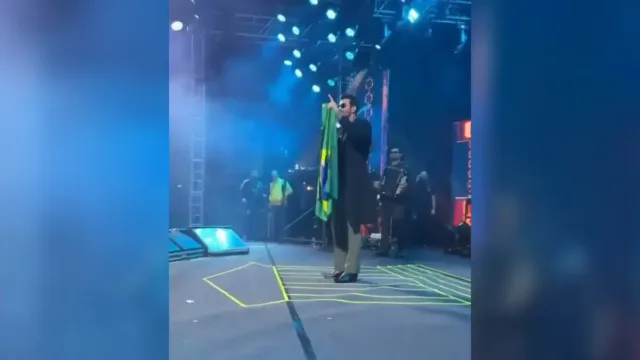 Gusttavo Lima declara apoio a Flávio Bolsonaro durante show