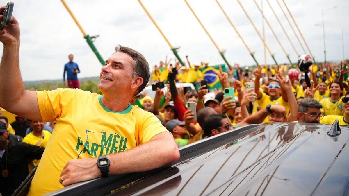 flavio-bolsonaro-participa-de-agenda-com-sertanejos-em-goias