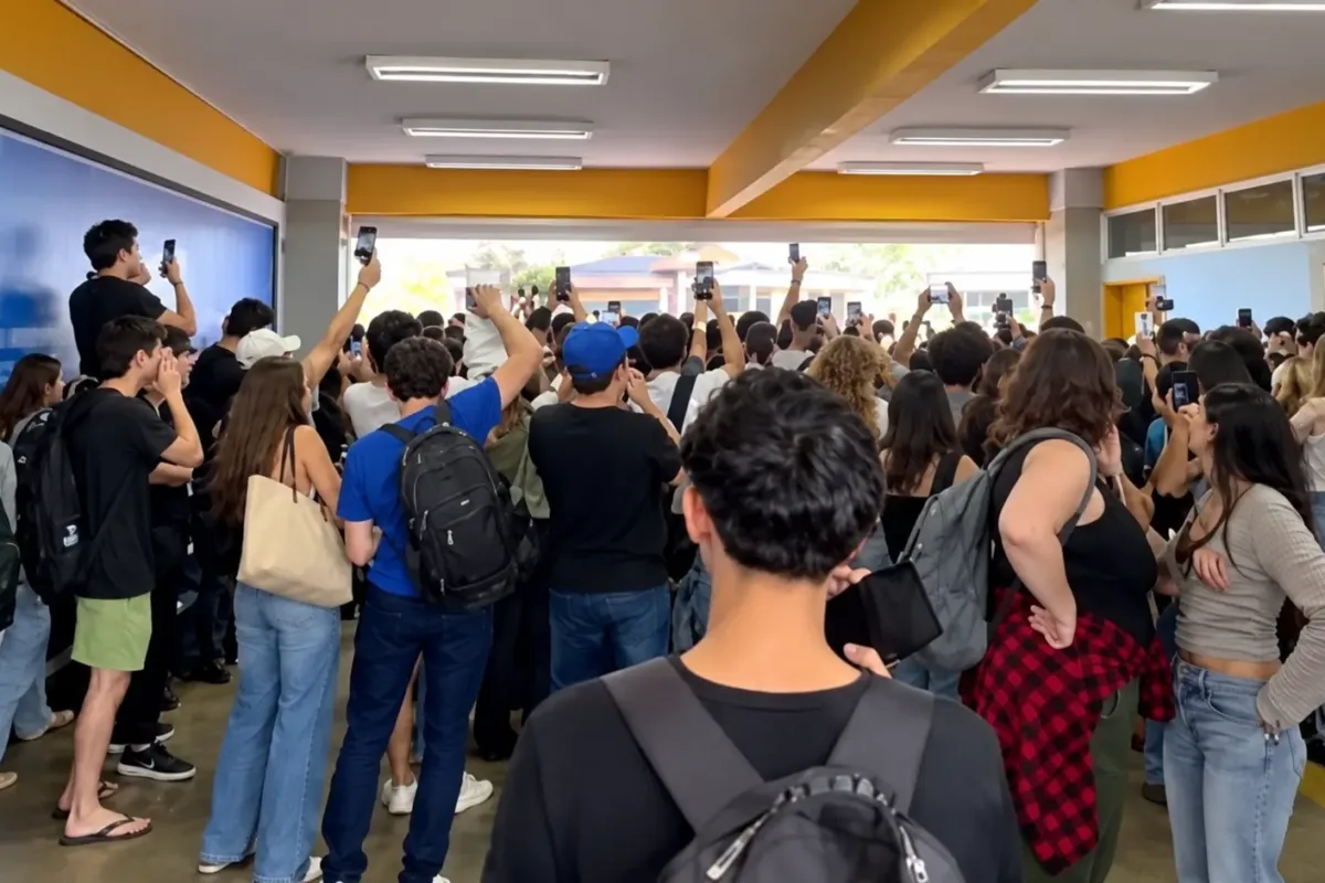 gritos-de-“ladrao”-e-“vorcaro”-ecoam-na-puc-goias-durante-confronto-entre-estudantes-pro-lula-e-pro-flavio-bolsonaro-nesta-terca-(20)