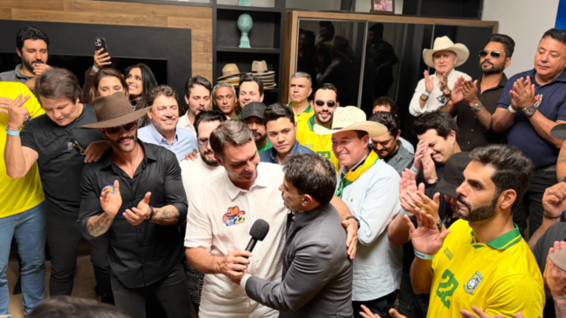 Flávio Bolsonaro grava vídeos de apoio com mais de 30 artistas sertanejos em Goiás