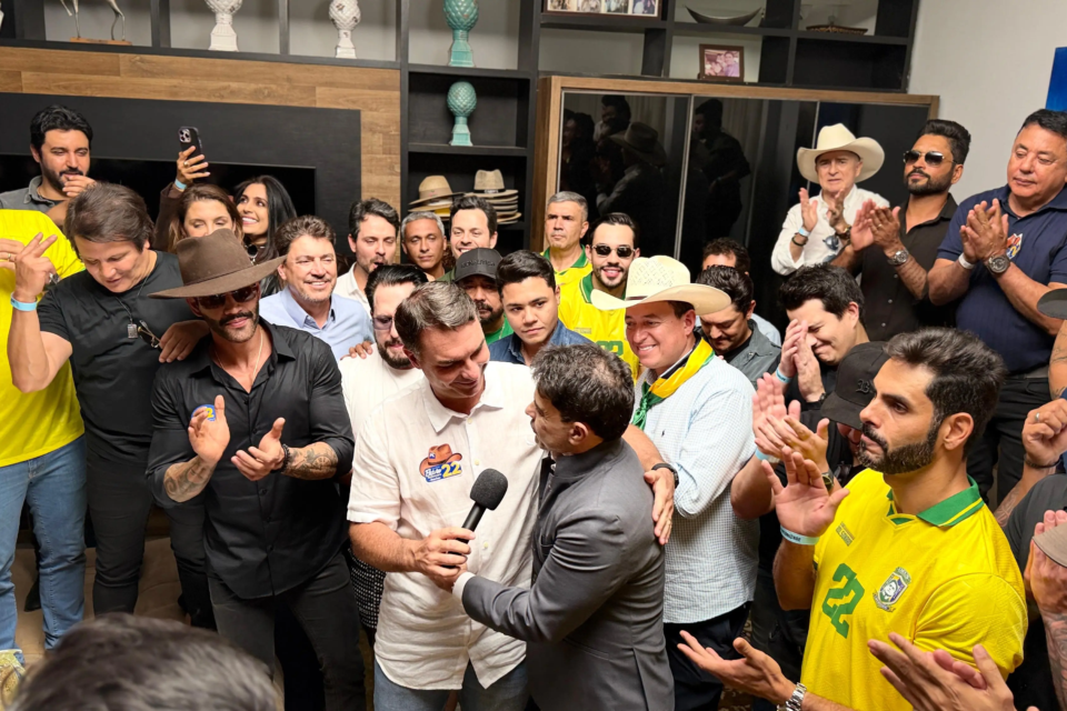 flavio-bolsonaro-grava-videos-de-apoio-com-mais-de-30-artistas-sertanejos-em-goias