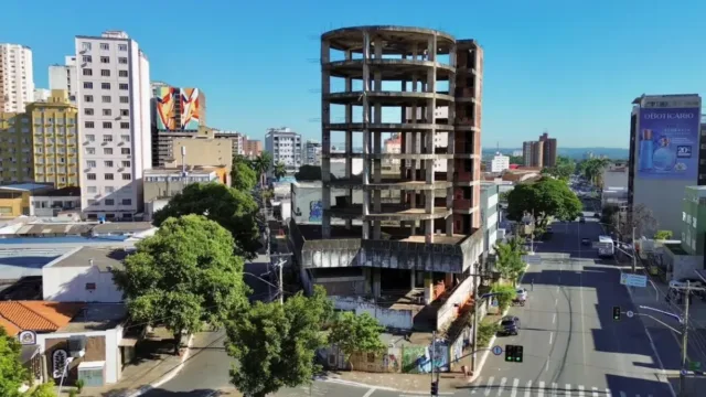 Prédio redondo abandonado há 30 anos no Centro de Goiânia deve virar apartamentos para aluguel