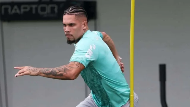 Paulinho sofre entrada dura na perna direita e passa por exames no Palmeiras após vaga na Libertadores