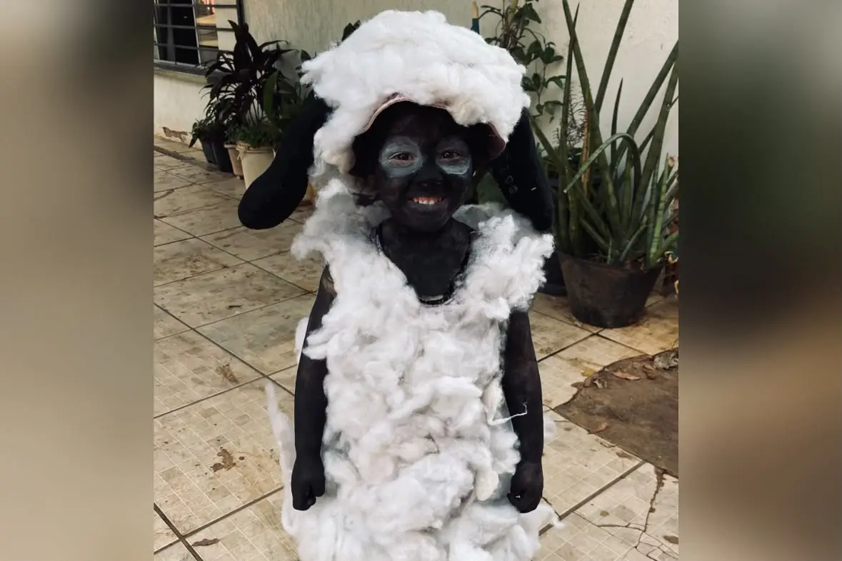 pais-passam-a-noite-criando-fantasia-de-shaun,-o-carneiro-para-filha-em-goianesia;-veja-video