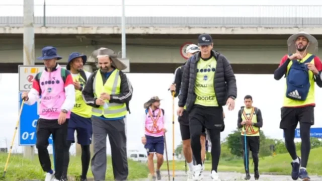 Elenco do São José EC caminha 80 km até Aparecida após título