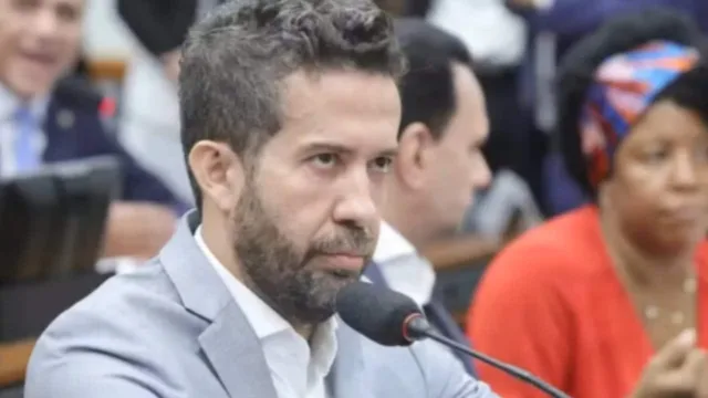 Lula participa de live do Exército do Lula com André Janones e pede voto de idosos no segundo turno