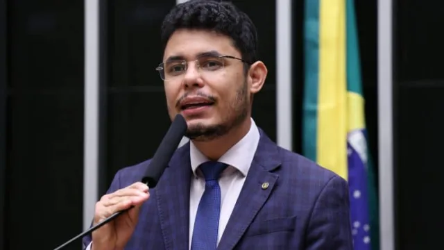 Projeto de Lei 1432/26 obriga hospitais públicos e privados a exibir canais de denúncia para pessoas idosas