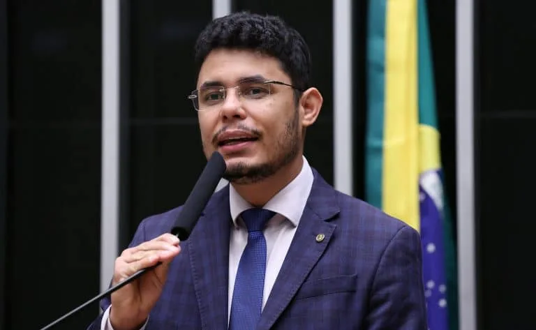 projeto-de-lei-1432/26-obriga-hospitais-publicos-e-privados-a-exibir-canais-de-denuncia-para-pessoas-idosas