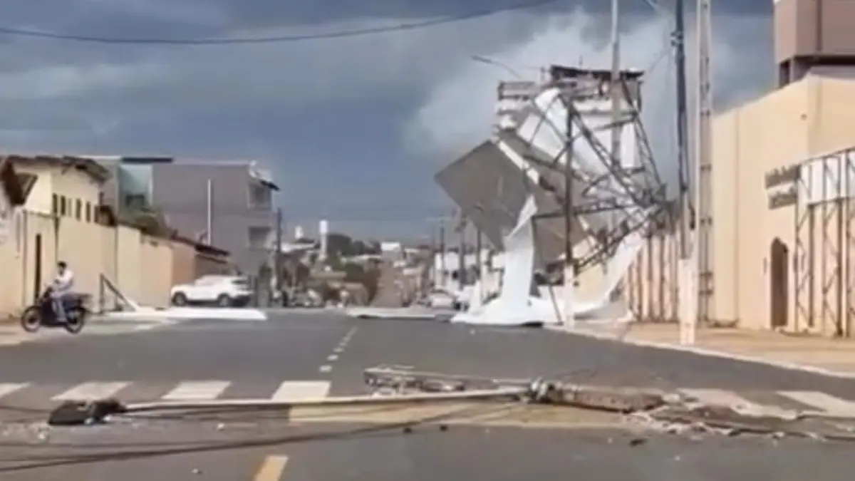 vendaval-destroi-cobertura-de-arquibancada-de-estadio-municipal-em-ouvidor;-video