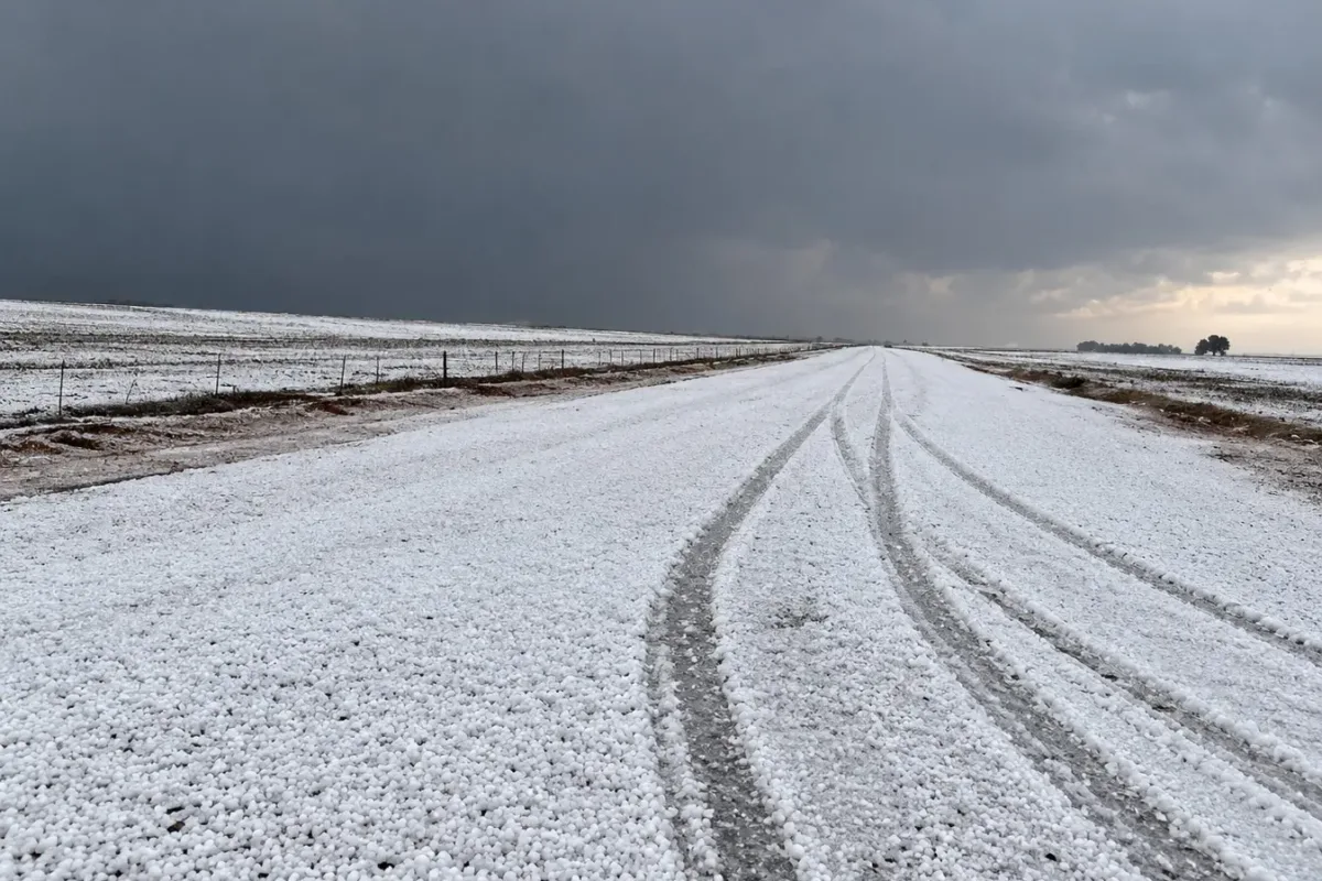 chuva-de-granizo-cobre-lavouras-em-goias-e-cria-paisagem-que-lembra-inverno-europeu