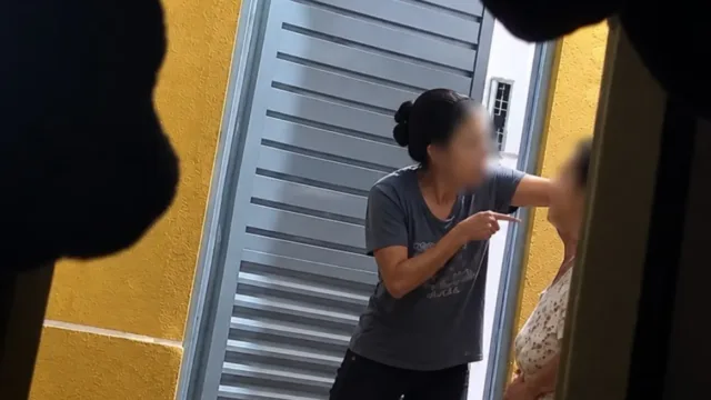 Vídeo mostra mulher agredindo idosa em Aparecida; vizinho diz que chamou a PM cinco vezes