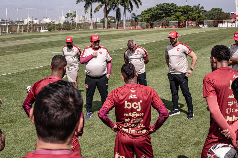 guto-ferreira-posiciona-o-vila-nova-para-encarar-o-sao-bernardo;-confira-escalacao
