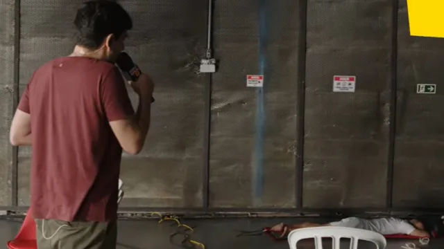 Janones dorme no chão após quase cinco horas de live em apoio a Lula