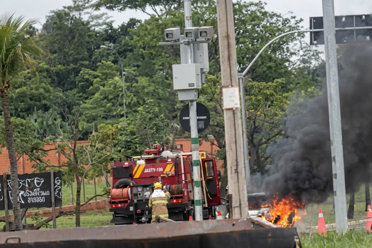 carro-pega-fogo-na-go-020-e-mobiliza-caminhao-dos-bombeiros,-veja-video