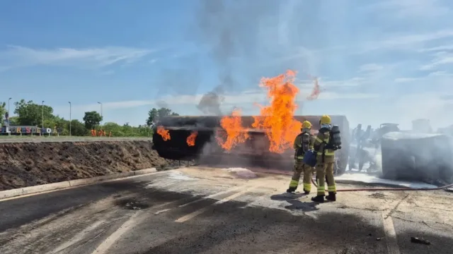 Caminhão-tanque com diesel tomba e pega fogo na BR-020, em Flores de Goiás