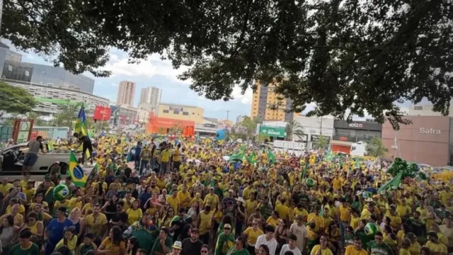 Na véspera da eleição, direita reúne apoiadores em ato pró-Flávio, em Anápolis