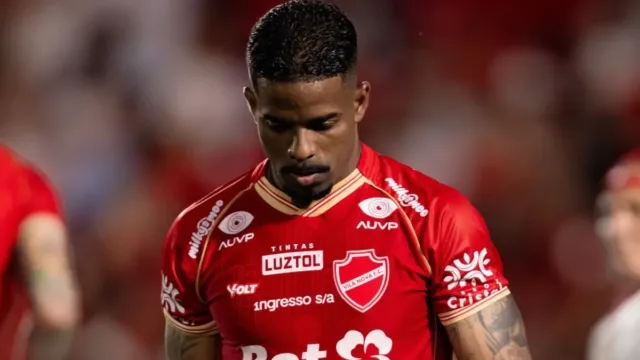 Após Vila Nova virar o placar, Hayner é expulso por gesto obsceno para torcedor do São Bernardo