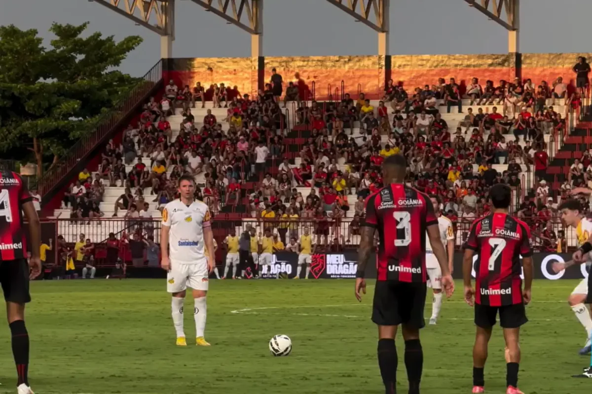 ex-goias-abre-o-placar-para-o-novorizontino-no-accioly-e-tira-o-atletico-do-g-6
