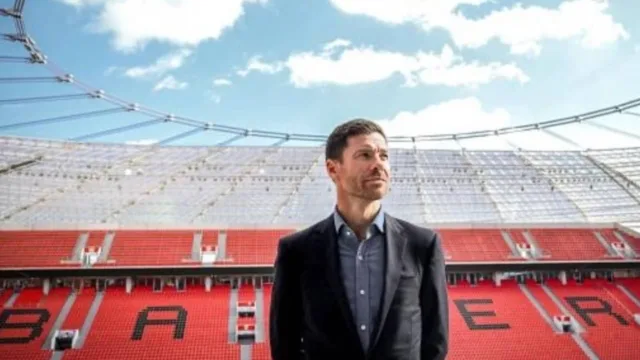 Xabi Alonso compara Mike Penders a Thibaut Courtois no Chelsea